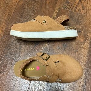 Size 1 girls Steve Madden slip on with strap sandal